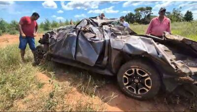 Imagem da notícia Vídeo: Caminhonete que capotou na BR-060 tinha dois ocupantes; passageiro morreu preso às ferragens